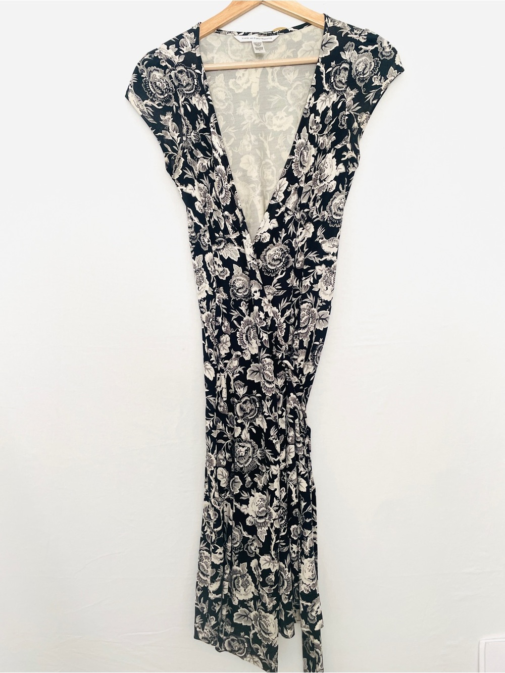 Diane Von furstenberg  Floral V-Neck Wrap Dress - Black & Cream